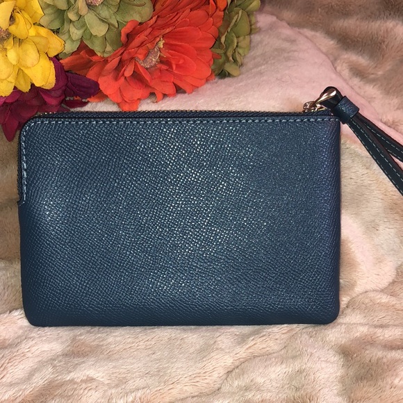 🆕COACH💙🖤Crossgrain Leather Corner Zip Wristl… - Picture 3 of 10